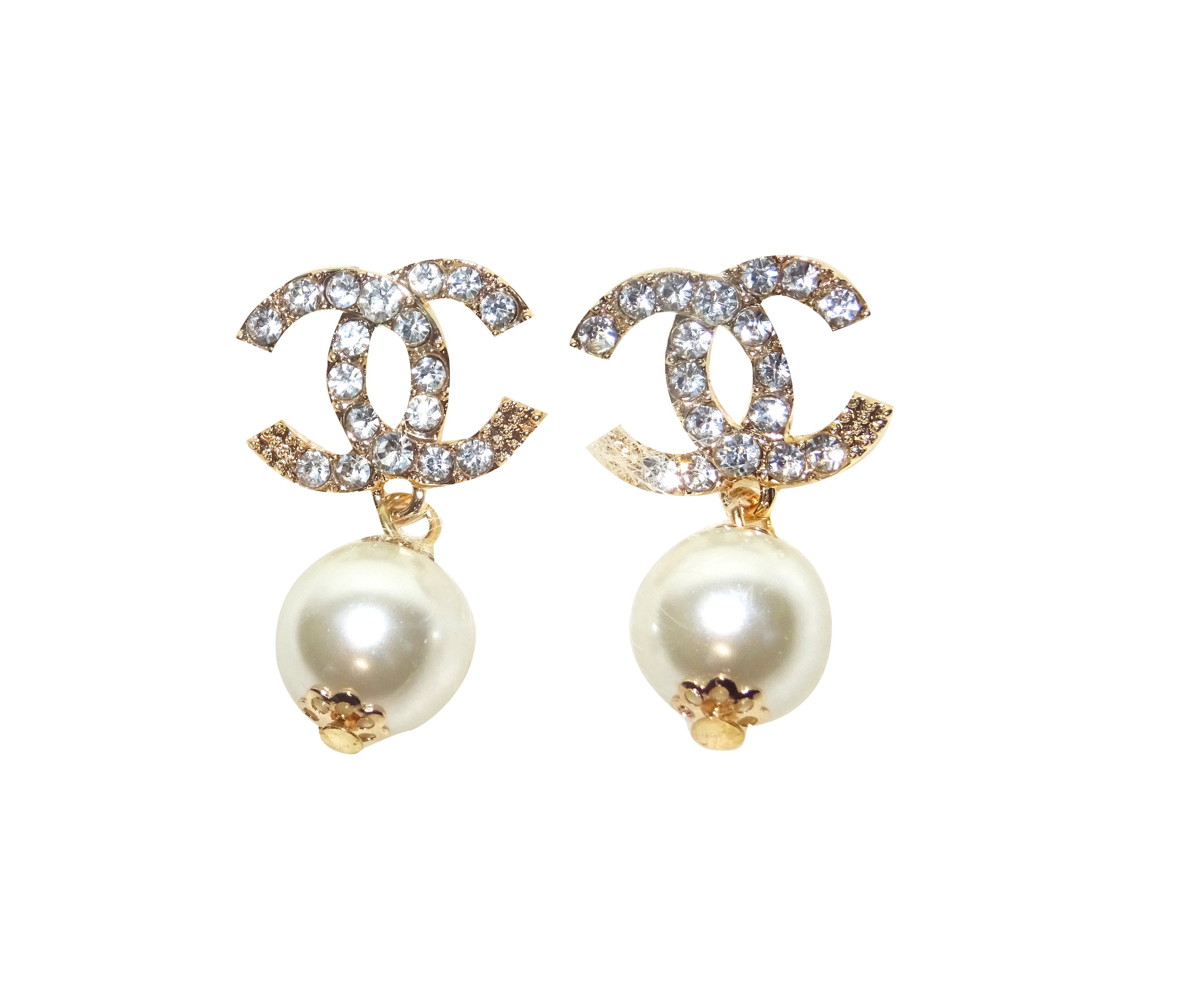 white-cream-pearl-with-gold-accessories